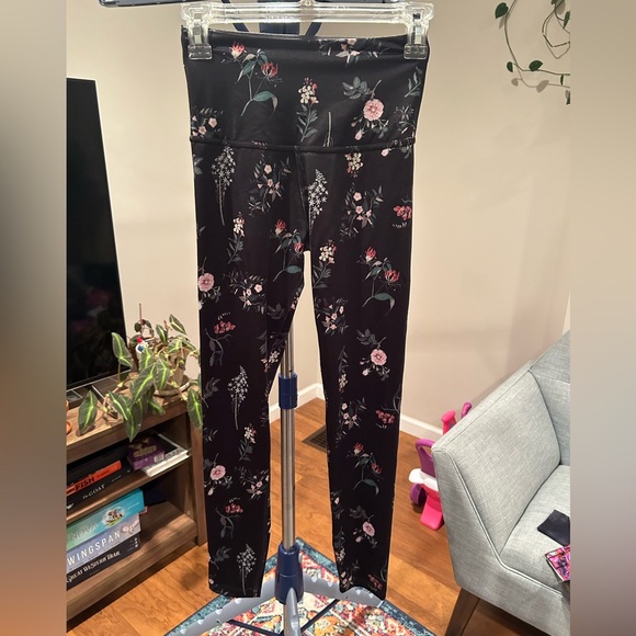 NWOT BEYOND YOGA beautiful printed leggings - Picture 5 of 10